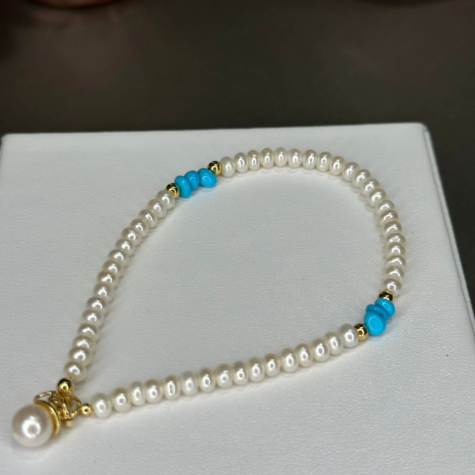 Freshwater pearl bracelet with turquoise beads