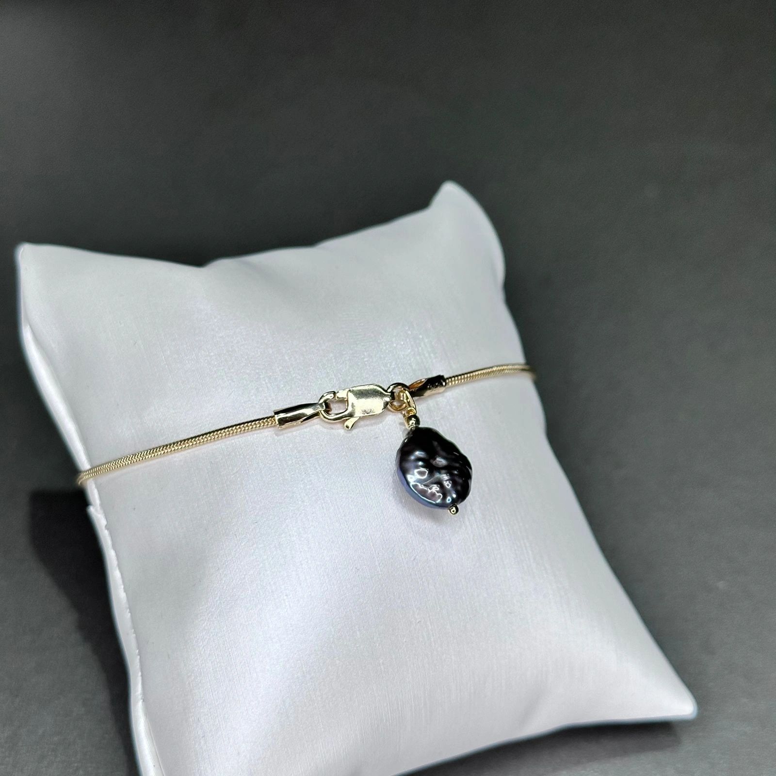 Gold snake chain bracelet with keshi pearl charm